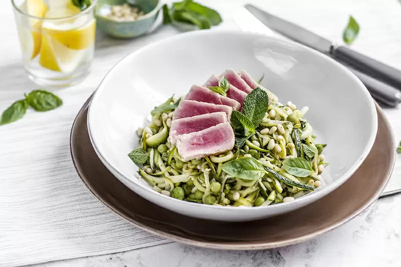 Летний легкий завтрак: спагетти из цукини с тунцом и свежими травами