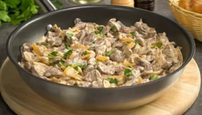 Приготовление куриных сердечек в сметанном соусе