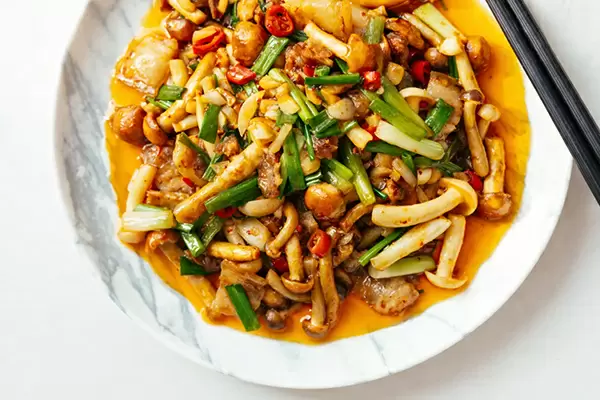 Открывая простоту китайской кухни: свинина с грибами и чили