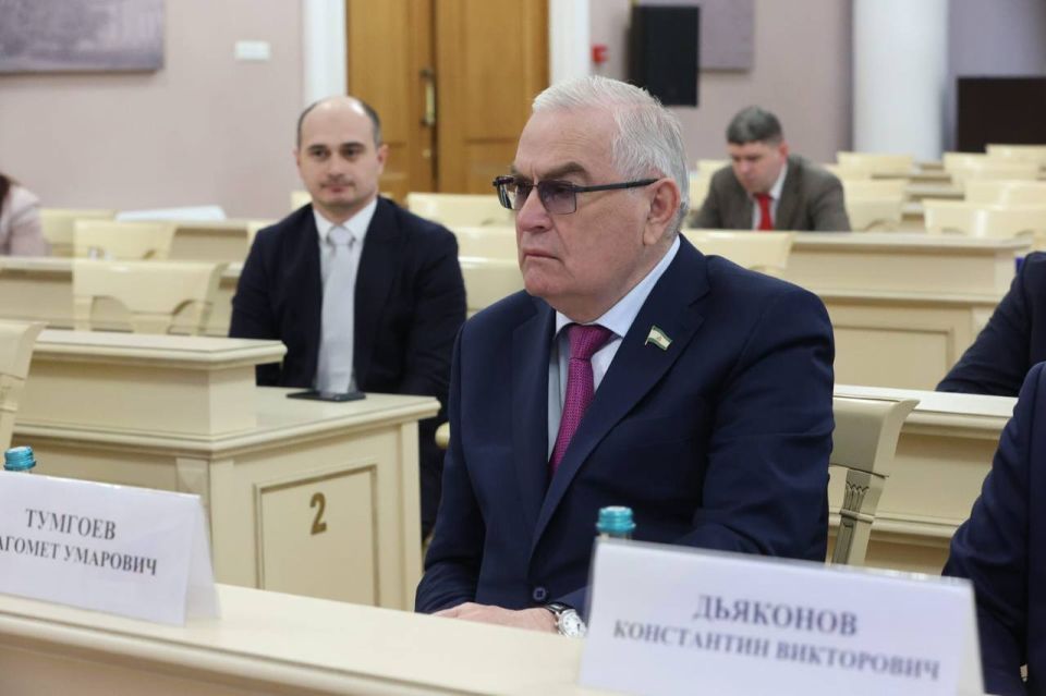 Председатель Народного Собрания Магомет Тумгоев и руководитель фракции «Единая Россия» в НС РИ Магомет Алисханов принимают участие в работе комиссии по вопросам экономической и промышленной политики
