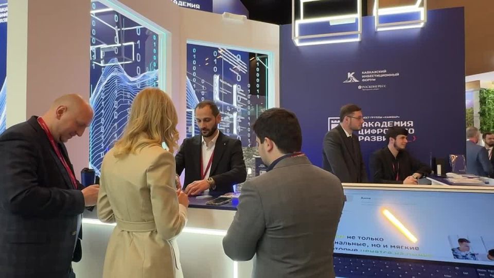 Стенд Академии цифрового развития привлекает много участников Кавказского инвестиционного форма