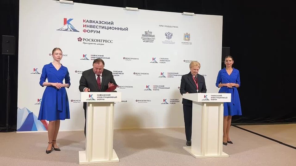 На площадке КИФ Глава Ингушетии Махмуд-Али Калиматов и ректор Ростовского государственного экономического университета Елена Макаренко подписывают соглашение