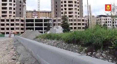 В районе СФР на проспекте Идриса Зязикова, 1 продолжаются плановые работы по благоустройству общественной территории