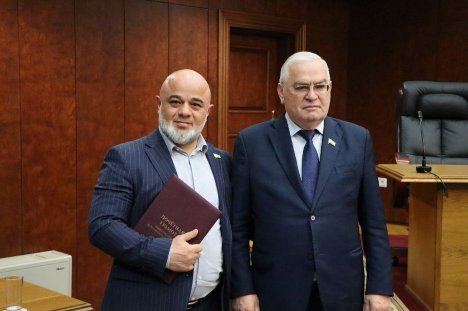 Завершилось заседание награждением Почетными грамотами и знаком Южно-Российской Парламентской Ассоциации депутатов Народного Собрания РИ Алихана Арапханова, Ахмеда Костоева и руководителя Аппарата Народного Собрания РИ... Завершилось заседание награждением Почетными грамотами и знаком Южно-Российской Парламентской Ассоциации депутатов Народного Собрания РИ Алихана Арапханова, Ахмеда Костоева и руководителя Аппарата Народного Собрания РИ...