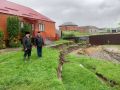 В селе Средние Ачалуки из-за затяжных дождей оползень подступил к жилому дому — грунт сошёл прямо во дворе