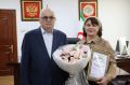 Председатель Парламента Магомет Тумгоев вручил Почетную грамоту Народного Собрания РИ Главному врачу Республиканского центра по профилактике и борьбе со СПИДом и другими инфекционными заболеваниями Луизе Бекмурзиевой