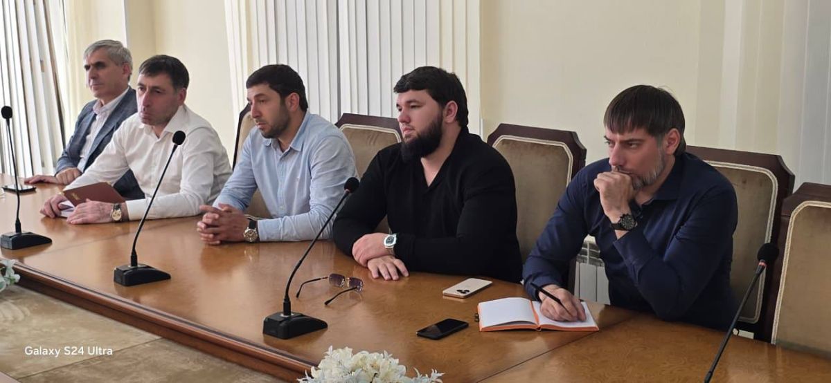 В Магасе состоялась рабочая встреча главы города Мусы Темурзиева с руководством управляющей компании «Гелисханов» и жителями многоквартирных домов, расположенных по улице Чахкиева В Магасе состоялась рабочая встреча главы города Мусы Темурзиева с руководством управляющей компании «Гелисханов» и жителями многоквартирных домов, расположенных по улице Чахкиева
