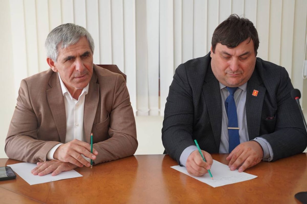 Глава города Муса Темурзиев провел очередную рабочую встречу с руководством управляющей компании «Гелисханов» и жителями МКД Глава города Муса Темурзиев провел очередную рабочую встречу с руководством управляющей компании «Гелисханов» и жителями МКД