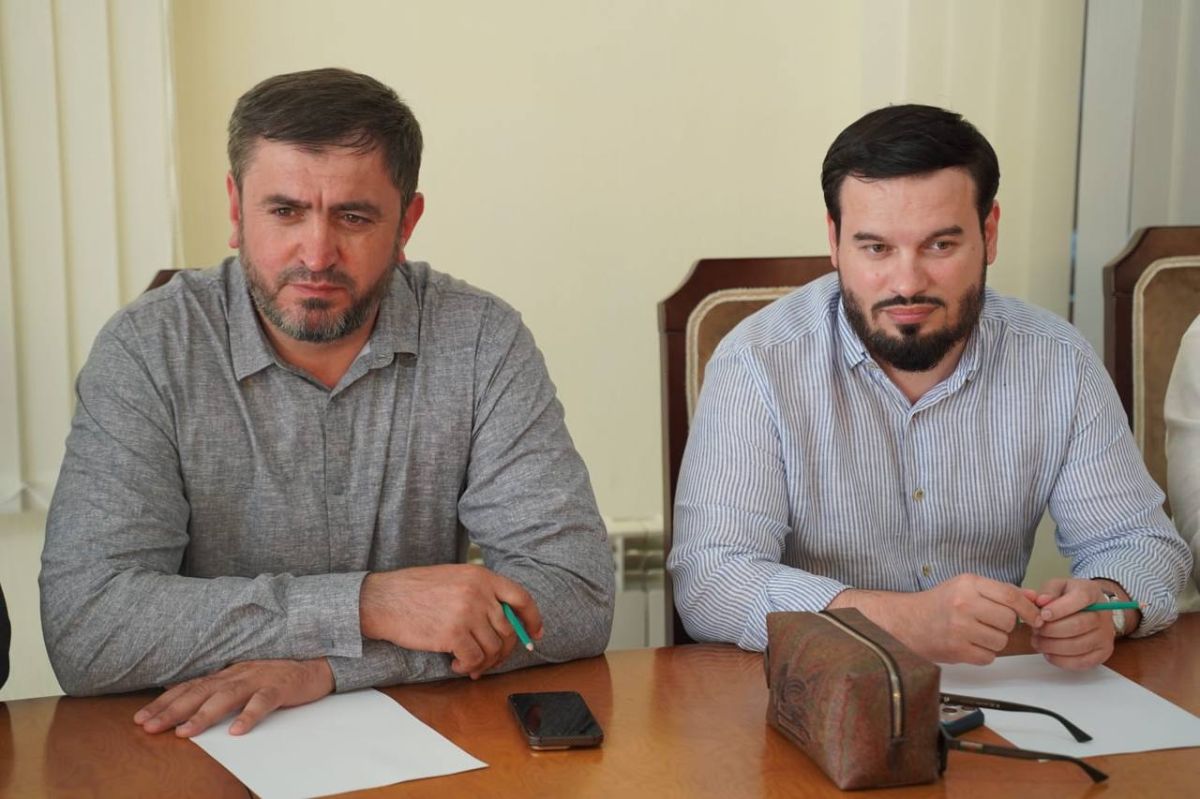 Глава города Муса Темурзиев провел очередную рабочую встречу с руководством управляющей компании «Гелисханов» и жителями МКД Глава города Муса Темурзиев провел очередную рабочую встречу с руководством управляющей компании «Гелисханов» и жителями МКД