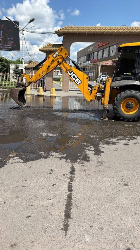 В Назрани продолжаются работы по устранению затора на коллекторе по улице Муталиева