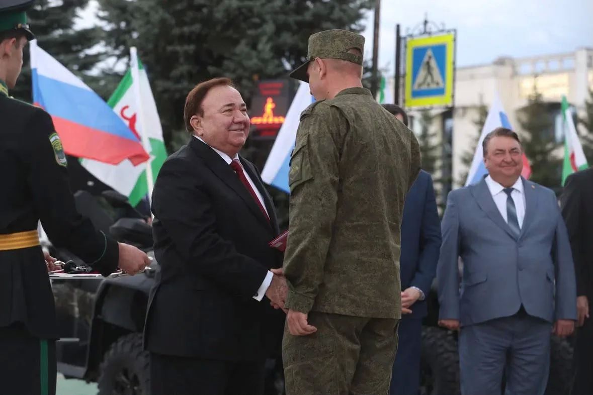Сегодня на площади Согласия в Магасе состоялась торжественная передача техники и материальных средств для военнослужащих и сотрудников, выполняющих боевые задачи в зоне специальной военной операции Сегодня на площади Согласия в Магасе состоялась торжественная передача техники и материальных средств для военнослужащих и сотрудников, выполняющих боевые задачи в зоне специальной военной операции