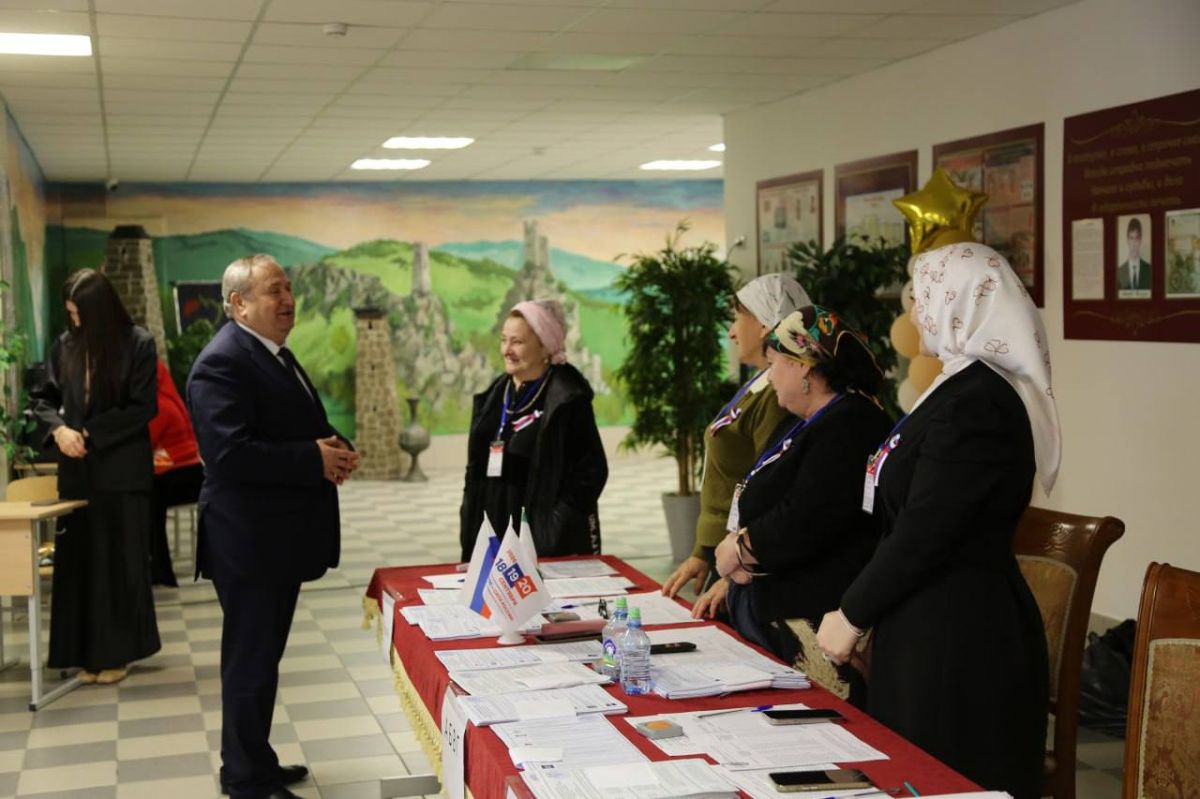 Руководитель единороссов в Народном Собрании Магомет Алисханов в первый день трёхдневного голосования принял участие в выборах депутатов в Государственную Думу и Народное Собрание РИ на избирательном участке №620... Руководитель единороссов в Народном Собрании Магомет Алисханов в первый день трёхдневного голосования принял участие в выборах депутатов в Государственную Думу и Народное Собрание РИ на избирательном участке №620...