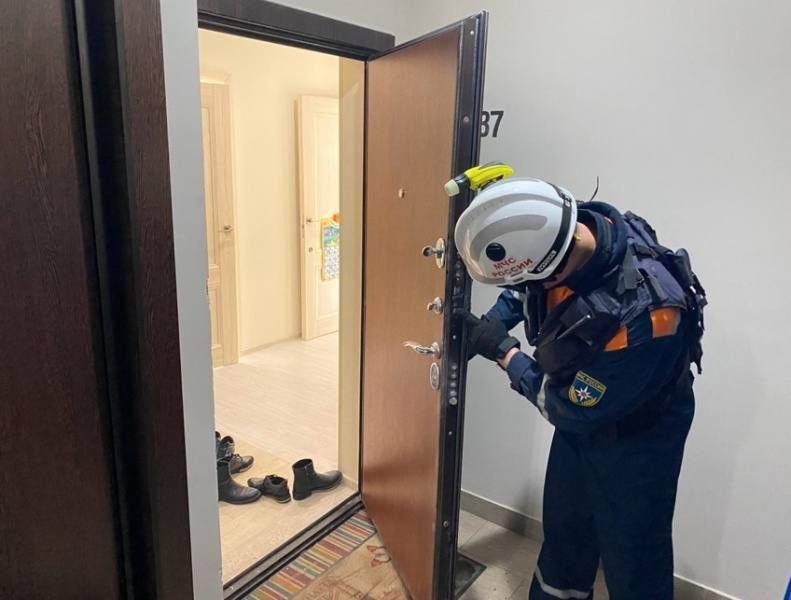 В 23:37 по мск 17.09.2026 года в Центр обработки вызовов "Служба 112" поступило сообщение о том, что по адресу г. Сунжа улица Менделеева № 46, заблокировалась входная дверь квартиры внутри которой находится человек