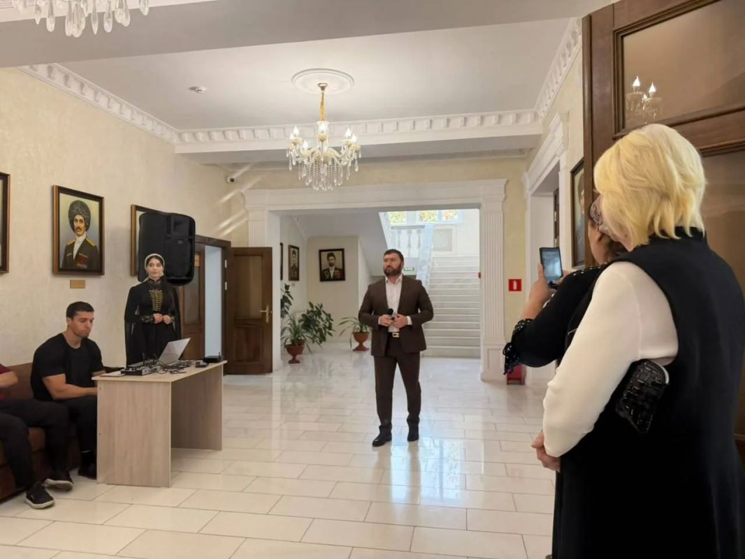 В рамках культурной программы первого дня голосования артисты Государственной филармонии им. А. Хамхоева выступили на избирательном участке, расположенном во Дворце культуры города Сунжи В рамках культурной программы первого дня голосования артисты Государственной филармонии им. А. Хамхоева выступили на избирательном участке, расположенном во Дворце культуры города Сунжи