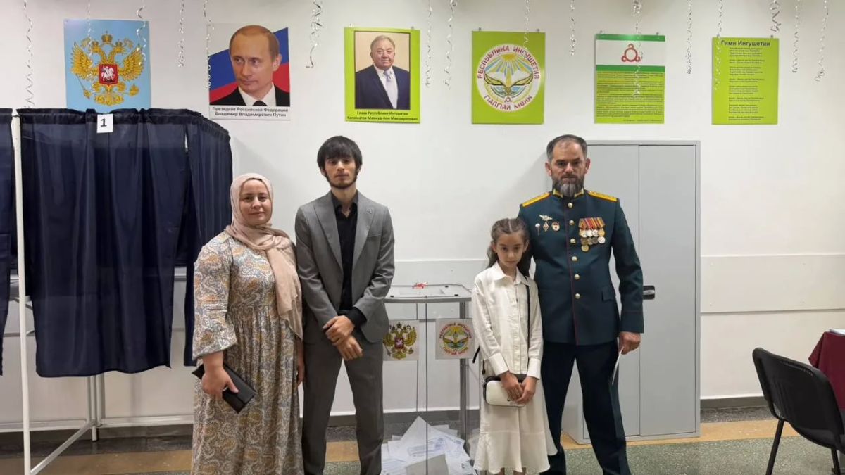 Кандидат в депутаты Народного Собрания Ингушетии VIII созыва, участник специальной военной операции Магомед Местоев вместе с семьёй принял участие в голосовании на избирательном участке № 803 Кандидат в депутаты Народного Собрания Ингушетии VIII созыва, участник специальной военной операции Магомед Местоев вместе с семьёй принял участие в голосовании на избирательном участке № 803