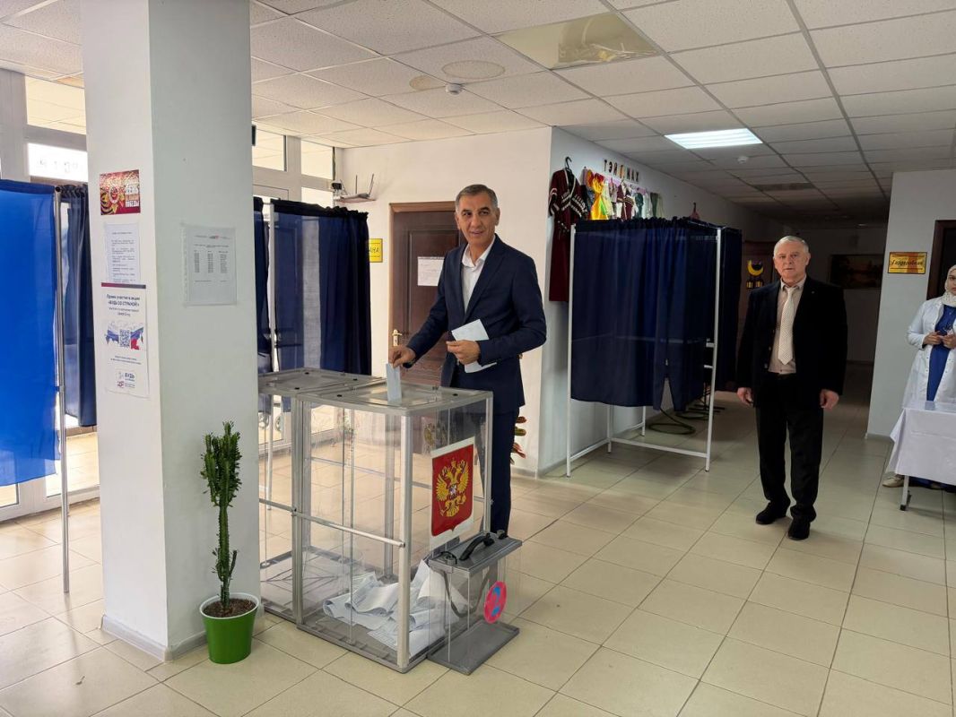 Вице-спикер Парламента Аза Хашиева и депутаты Народного Собрания Бадрудин Олигов, Магомет-Сали Добриев, Магомед Дарсигов приняли активное участие в избирательной кампании, лично реализуя свое базовое конституционное право —... Вице-спикер Парламента Аза Хашиева и депутаты Народного Собрания Бадрудин Олигов, Магомет-Сали Добриев, Магомед Дарсигов приняли активное участие в избирательной кампании, лично реализуя свое базовое конституционное право —...