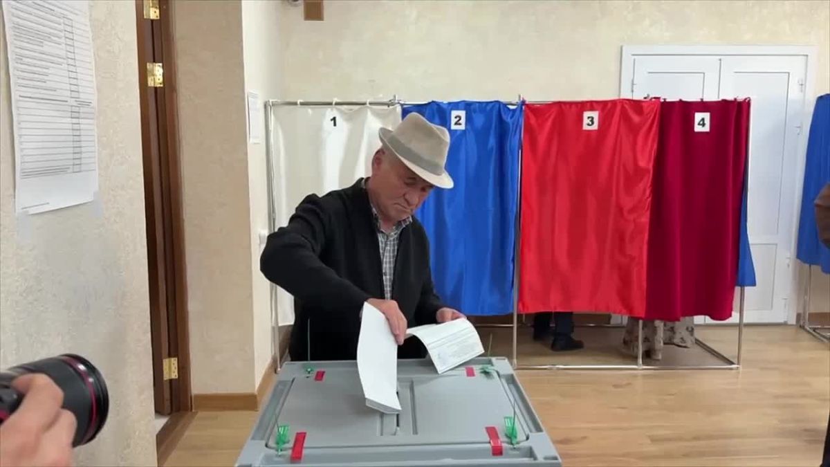 Адам и Роза Хашагульговы — родители Героя России Султана Хашагульгова — также приняли участие в выборах