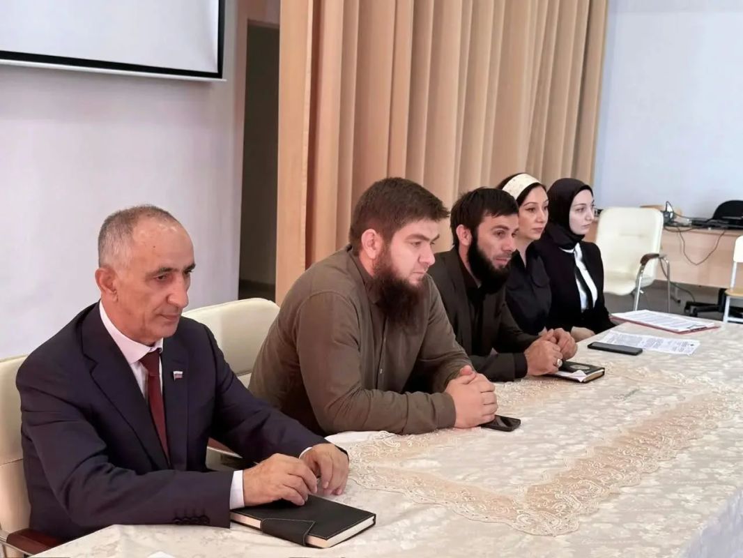 В Карабулаке полицейские и общественники рассказали школьникам об опасности распространения деструктивной идеологии среди молодёжи В Карабулаке полицейские и общественники рассказали школьникам об опасности распространения деструктивной идеологии среди молодёжи