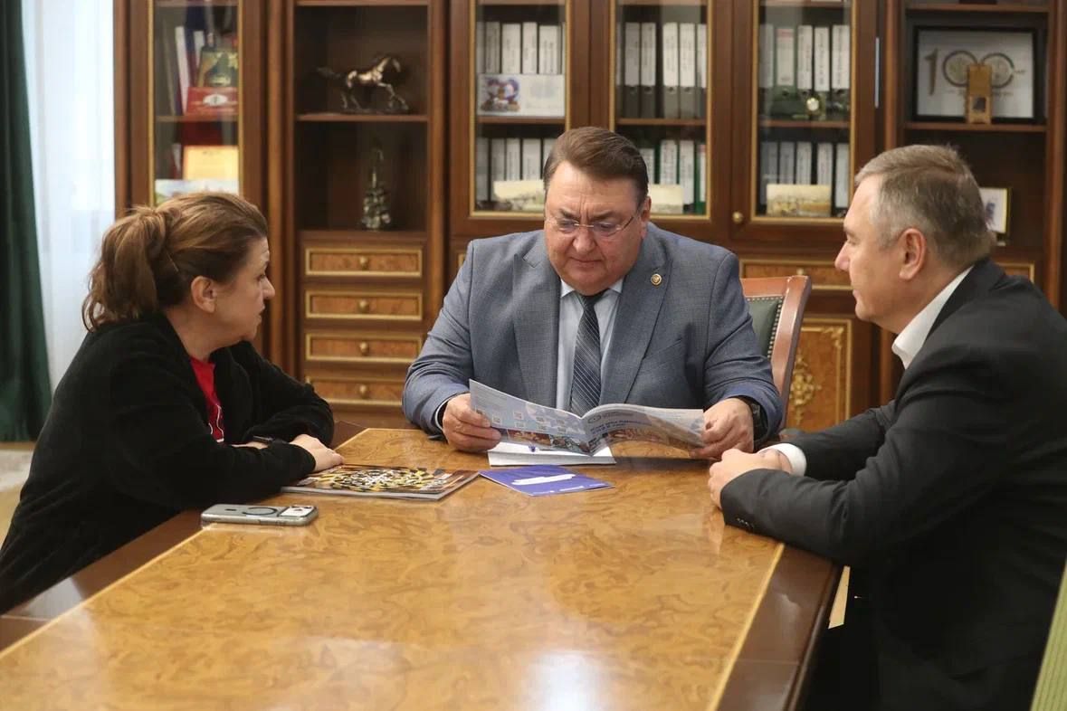 Владимир Сластенин встретился с автором документального проекта «Единство народов: традиции и ценности» Владимир Сластенин встретился с автором документального проекта «Единство народов: традиции и ценности»