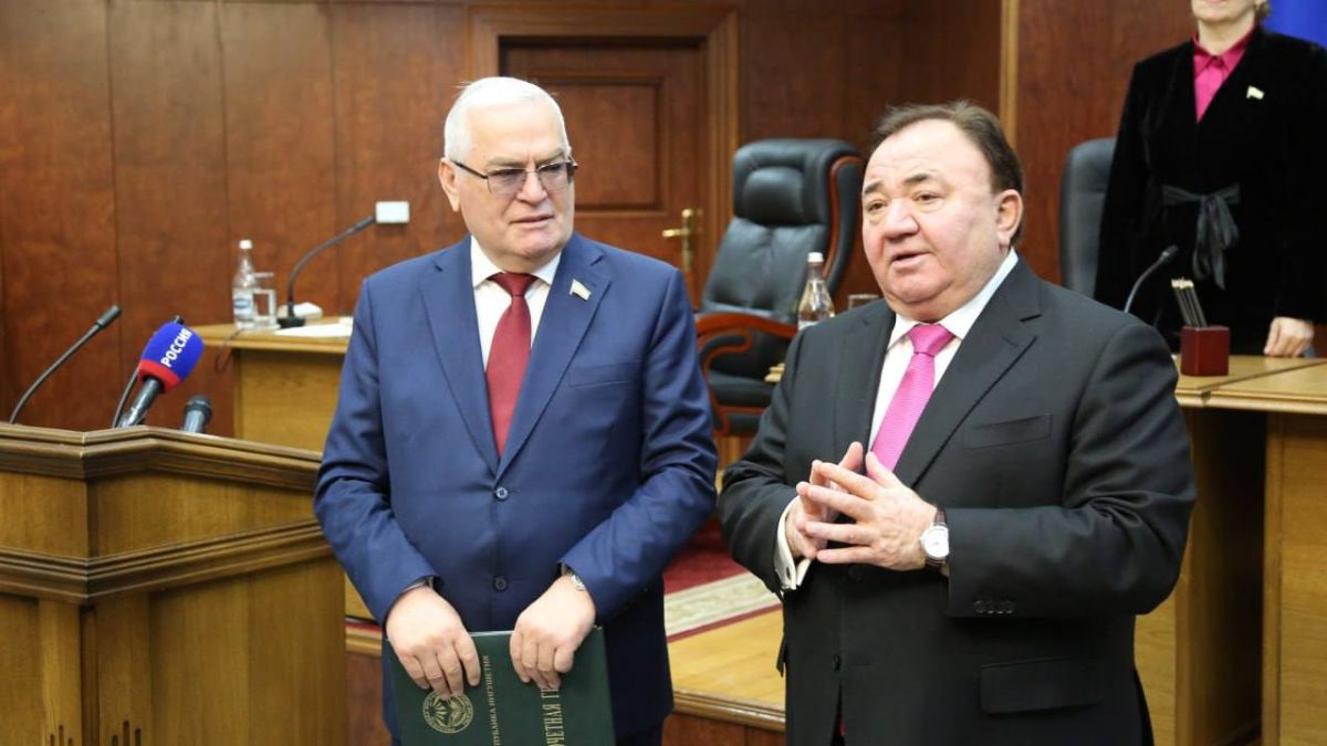 Завершая работу заседания, Махмуд-Али Калиматов наградил Председателя Народного Собрания РИ седьмого созыва Магомета Умаровича Тумгоева Почетной грамотой Республики Ингушетия и еще раз выразил уверенность в плодотворной...