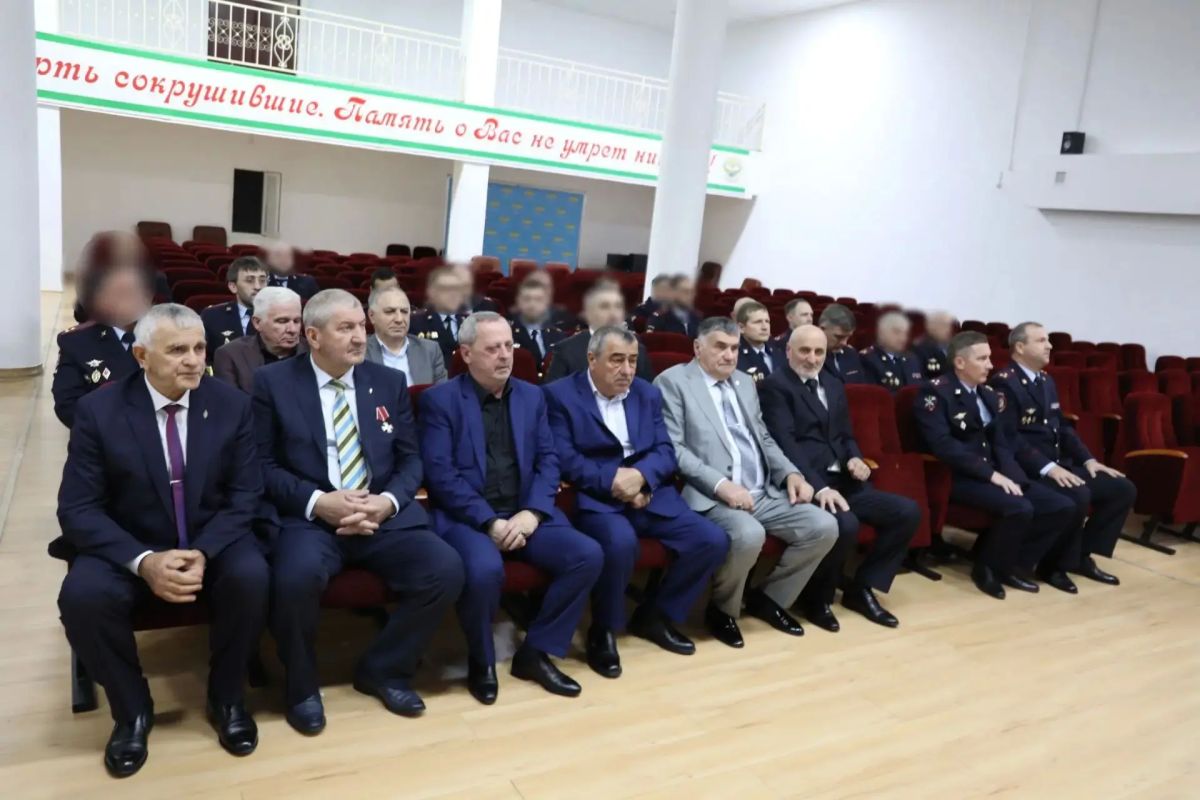 Министр внутренних дел по Республике Ингушетия вручил награды отличившимся сотрудникам подразделений уголовного розыска МВД по Республике Ингушетия Министр внутренних дел по Республике Ингушетия вручил награды отличившимся сотрудникам подразделений уголовного розыска МВД по Республике Ингушетия