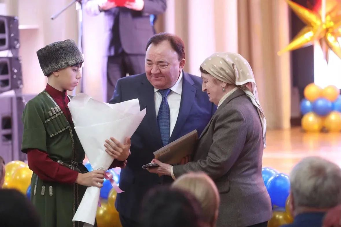 Фоторепортаж с церемонии награждения педагогов республики Фоторепортаж с церемонии награждения педагогов республики