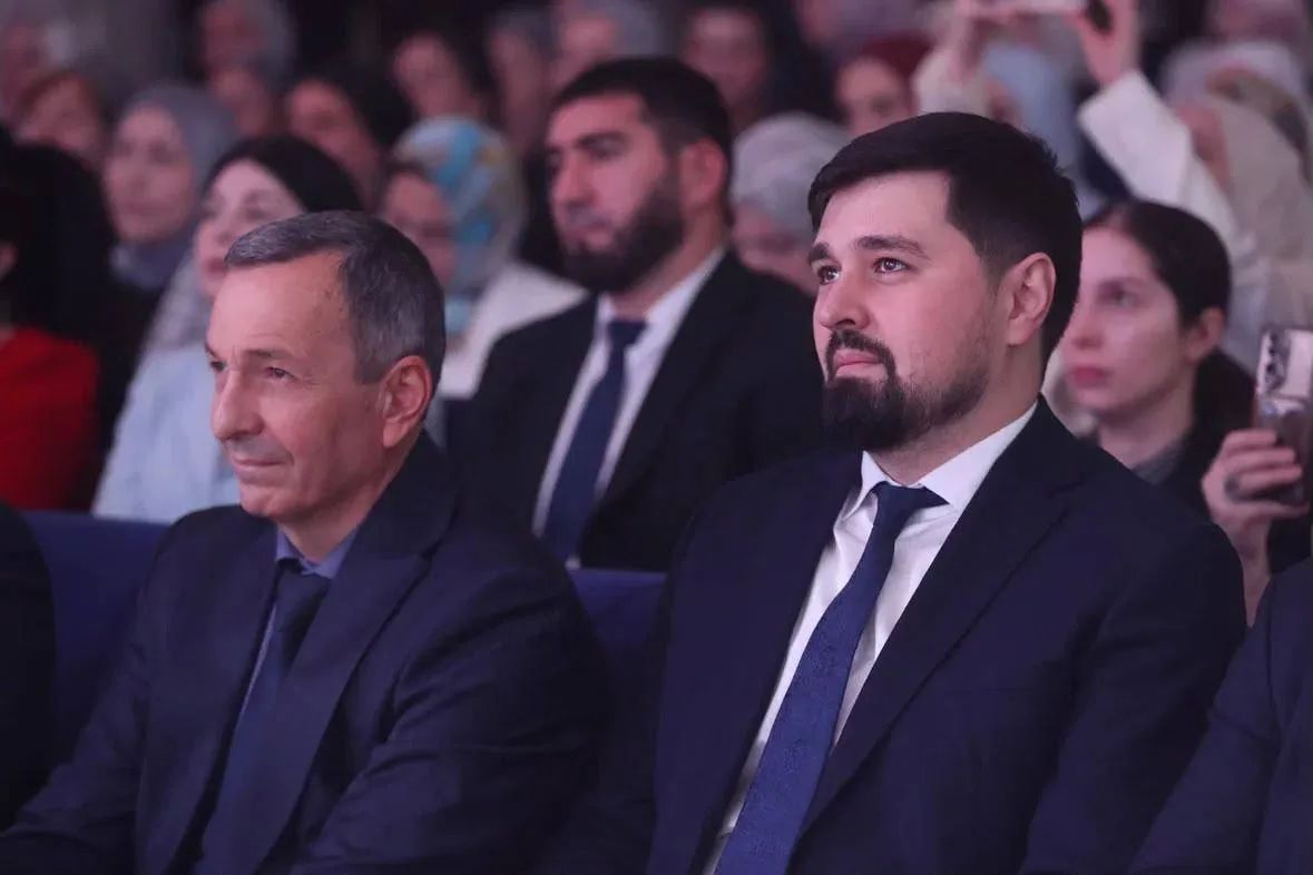 Глава Ингушетии Махмуд-Али Калиматов поздравил педагогов республики с Днём учителя и вручил им республиканские награды Глава Ингушетии Махмуд-Али Калиматов поздравил педагогов республики с Днём учителя и вручил им республиканские награды