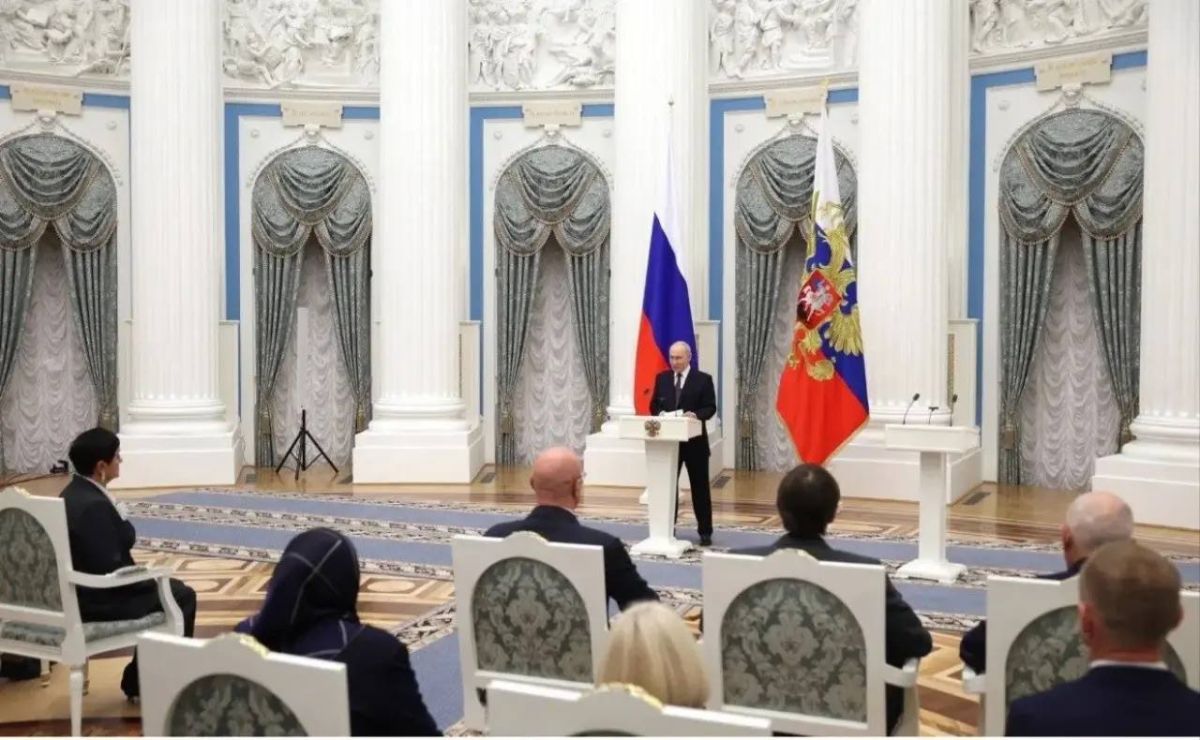 Владимир Путин в День учителя вручил государственные награды педагогам участников программы «Время героев» Владимир Путин в День учителя вручил государственные награды педагогам участников программы «Время героев»