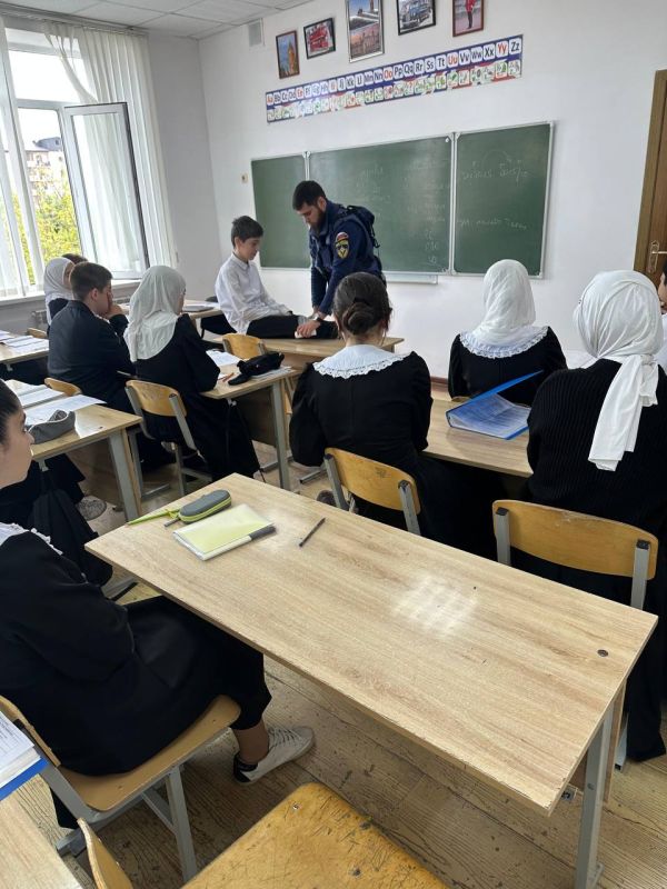 Спасатели Противопожарно-спасательной службы РИ провели открытый урок «Основы безопасности жизнедеятельности» в учебных заведениях Республики Ингушетия Спасатели Противопожарно-спасательной службы РИ провели открытый урок «Основы безопасности жизнедеятельности» в учебных заведениях Республики Ингушетия