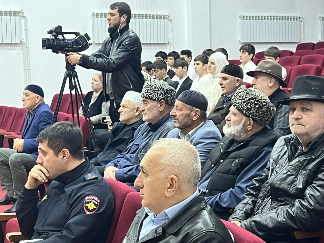 В Новом Реданте полицейские, представители местного самоуправления и общественности обсудили за круглым столом актуальные проблемы В Новом Реданте полицейские, представители местного самоуправления и общественности обсудили за круглым столом актуальные проблемы