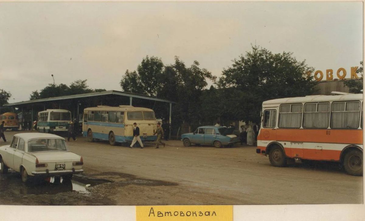 Завершая нашу юбилейную рубрику, посвящённую 245-летию Назрани, предлагаем вместе перелистать страницы истории города и взглянуть каким он был несколько десятилетий назад Завершая нашу юбилейную рубрику, посвящённую 245-летию Назрани, предлагаем вместе перелистать страницы истории города и взглянуть каким он был несколько десятилетий назад