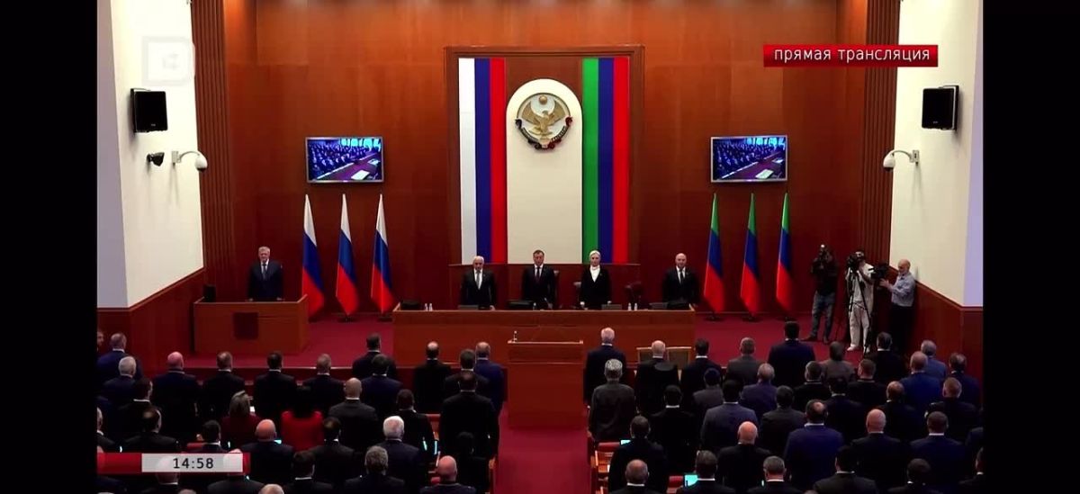 В эти минуты началась вторая сессия Народного Собрания РД 8-го созыва