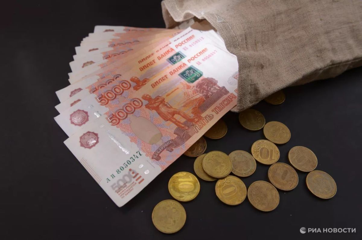 Разница между наибольшей и наименьшей зарплатой в регионах России в июле составила 200 тыс рублей, следует из данных статистики, с которыми ознакомилось РИА Новости