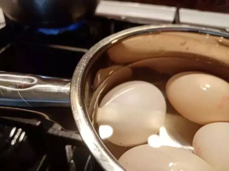 Опасная смесь: с чем нельзя есть яйца — врачи раскрыли 5 запретных продуктов