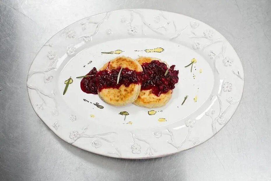 Сырники с брусничным вареньем и нотками розмарина: идеальное сочетание для завтрака