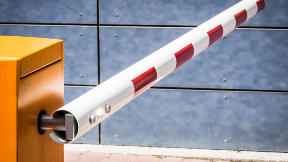 Шлагбаум на вьезде во двор: как жители отстояли свои права