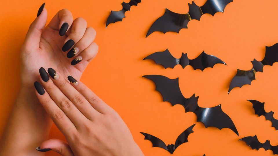 Готовимся к Хэллоуину: идеи для маникюра на главную жуткую вечеринку года