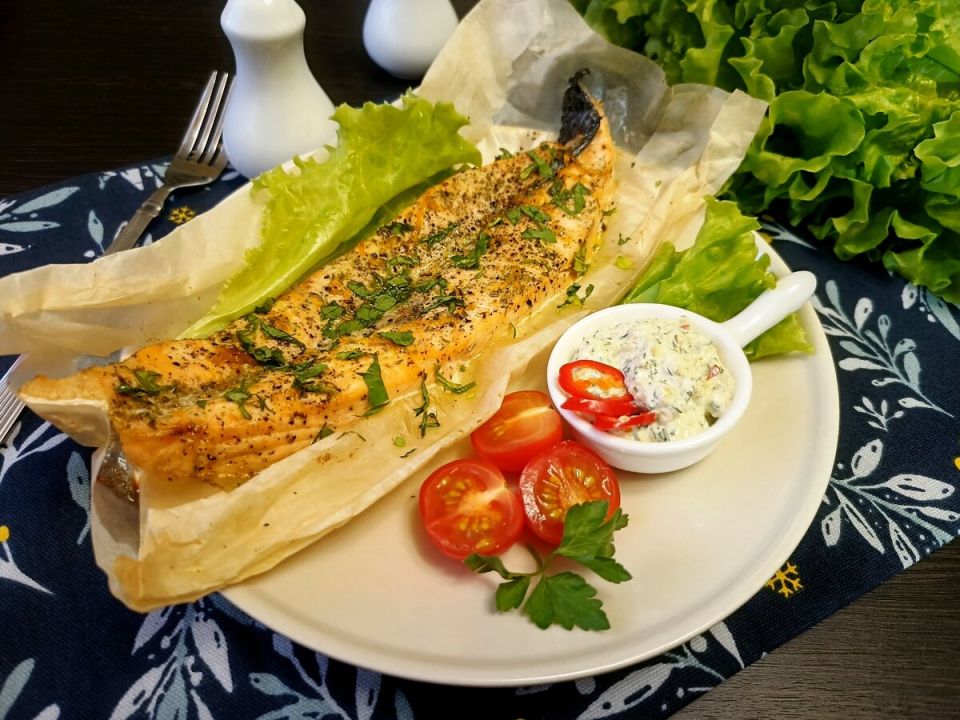 Форель в духовке с соусом тартар: наслаждение в каждой детали