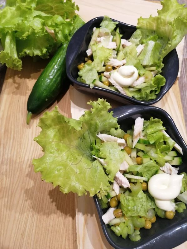 Легкий салат с куриной грудкой за полчаса: быстрый дневной вариант