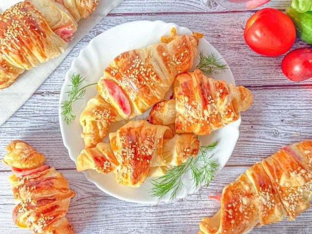 Круассаны с ветчиной и сыром из слоеного теста: простой утренний комфорт