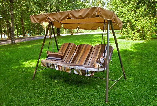 Как выбрать идеальные садовые качели для дачи: советы и модели