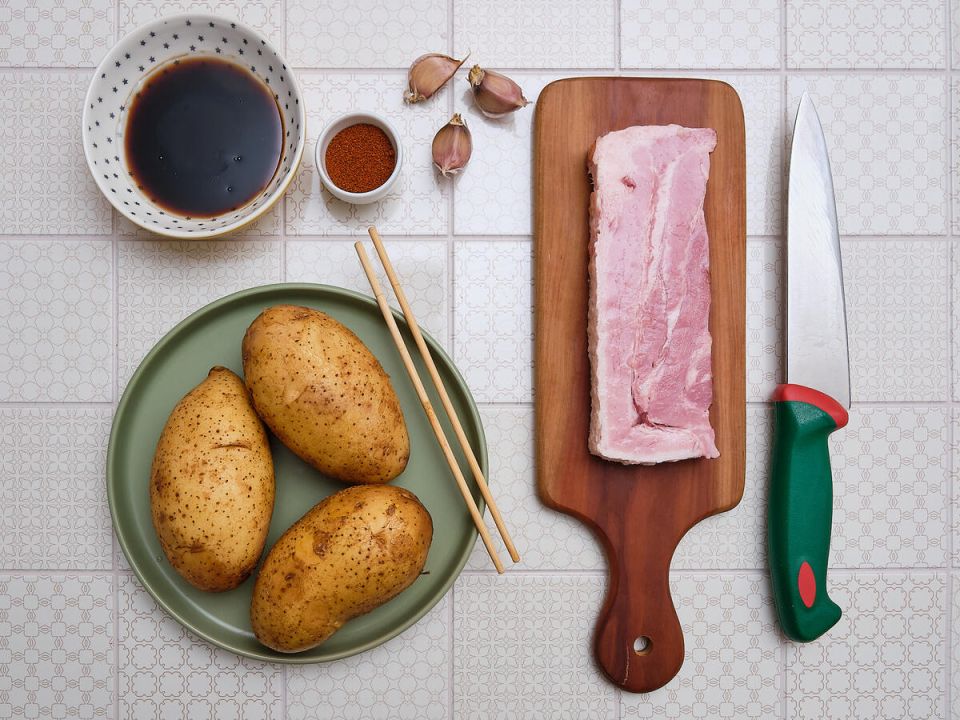 Картошка-гармошка с ветчиной и сметанным соусом