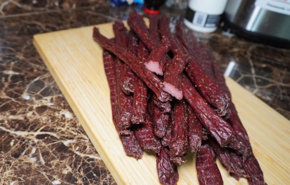 Создайте идеальные вяленые колбаски по простому рецепту